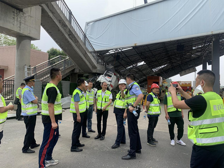 高路建筑公司應急搶險專(zhuān)項小組赴繞城高速事故現場(chǎng)開(kāi)展搶險應急工作