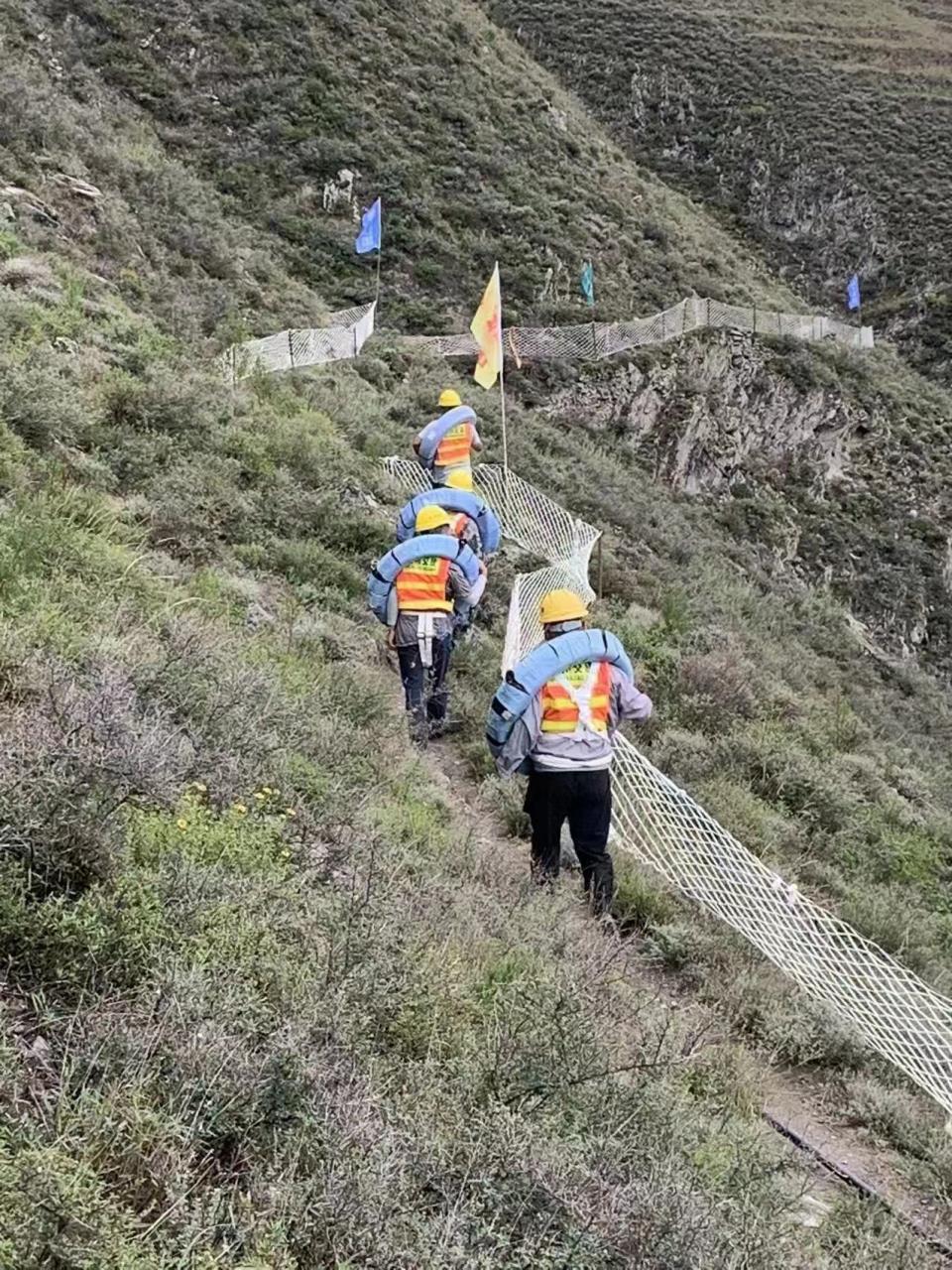 交建集團積極投入汶馬高速山體滑坡?lián)屚ūＭüぷ? title=