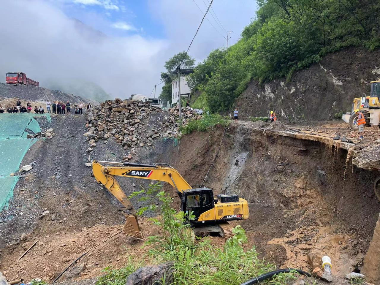 交建集團沿江高速服務(wù)地方幫助疏通鄉村道路