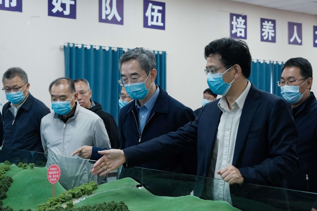 交通運輸部黨組成員、副部長(cháng)戴東昌一行蒞臨雅葉高速康定過(guò)境段調研指導工作