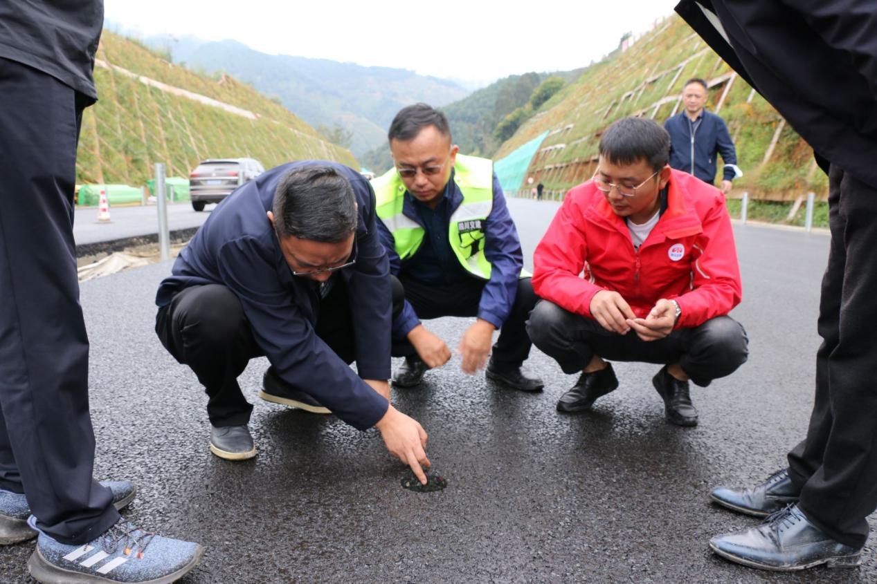 省交通運輸廳工程質(zhì)檢局副局長(cháng)包杰一行赴德會(huì )高速項目現場(chǎng)觀(guān)摩無(wú)人攤鋪技術(shù)
