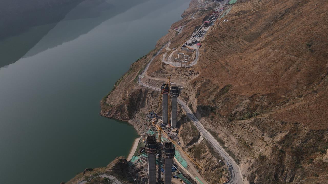 沿江高速宜金段連續剛構橋——盧家大橋首根主墩封頂完成