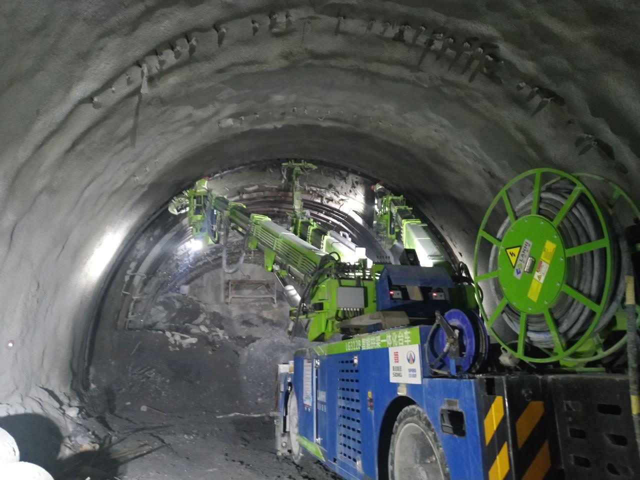 多功能鉆機、智能拱架一體化臺車(chē)施工.jpg