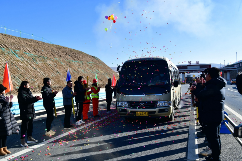交建集團高路建筑公司承建的G0615線(xiàn)久治(川青界) 至馬爾康段高速公路阿壩縣50公里房建工程阿壩收費站通車(chē)