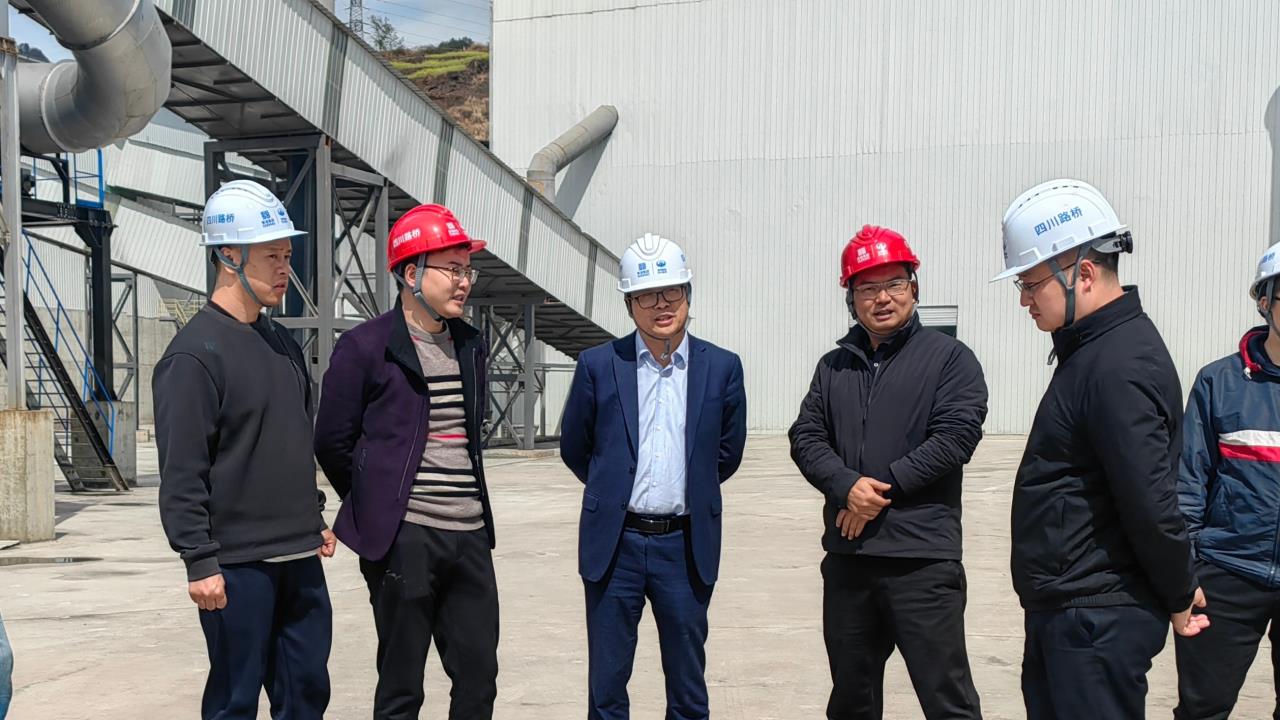 蜀道集團土礦部部長(cháng)喬勝俊一行赴交建材料公司青川縣建峰灰巖礦項目部調研