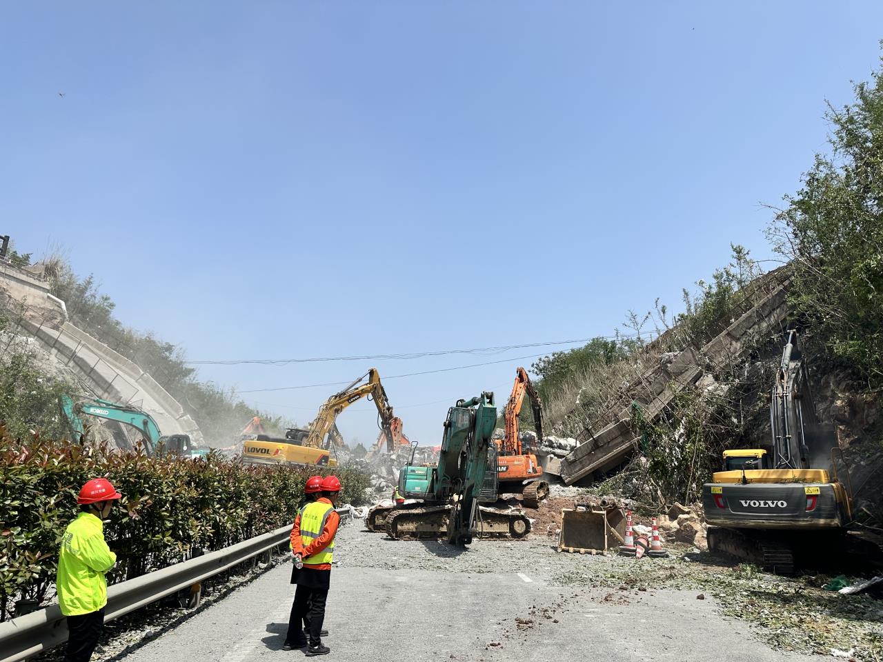 廣南高速公路K708+600跨線(xiàn)車(chē)行天橋成功實(shí)施爆破拆除