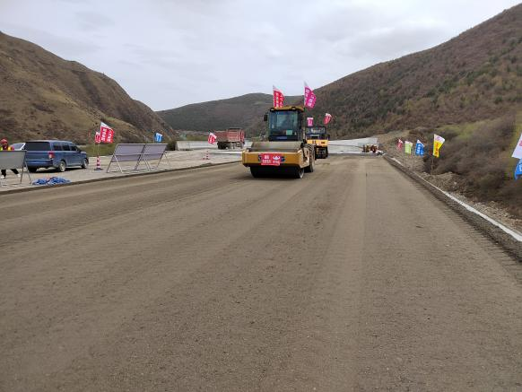 交建路面公司兩項科研課題成功落地，助力久馬高速試驗段高質(zhì)量攤鋪
