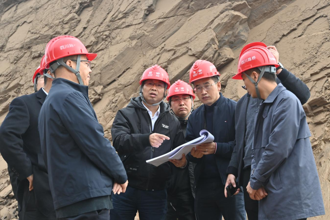 交建集團總工程師于志兵一行赴青川建峰灰巖礦項目檢查安全生產(chǎn)工作