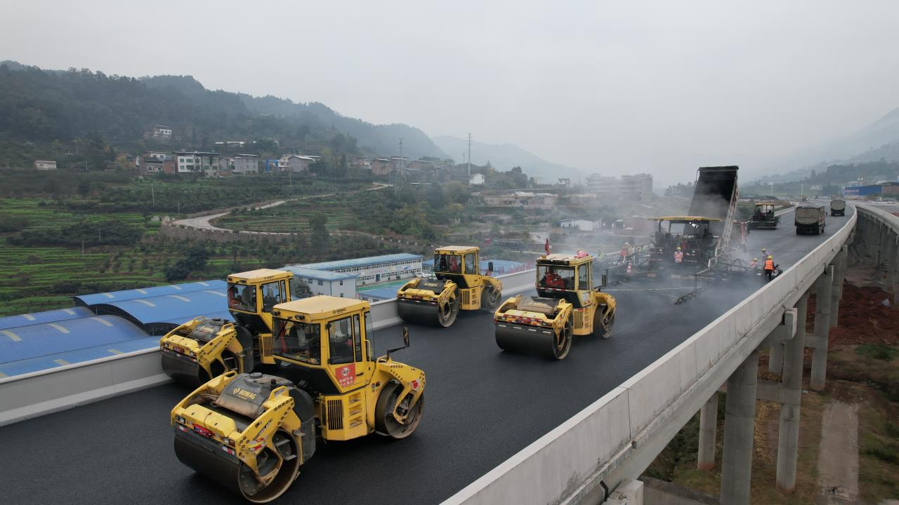 路面工程施工現場(chǎng).JPG