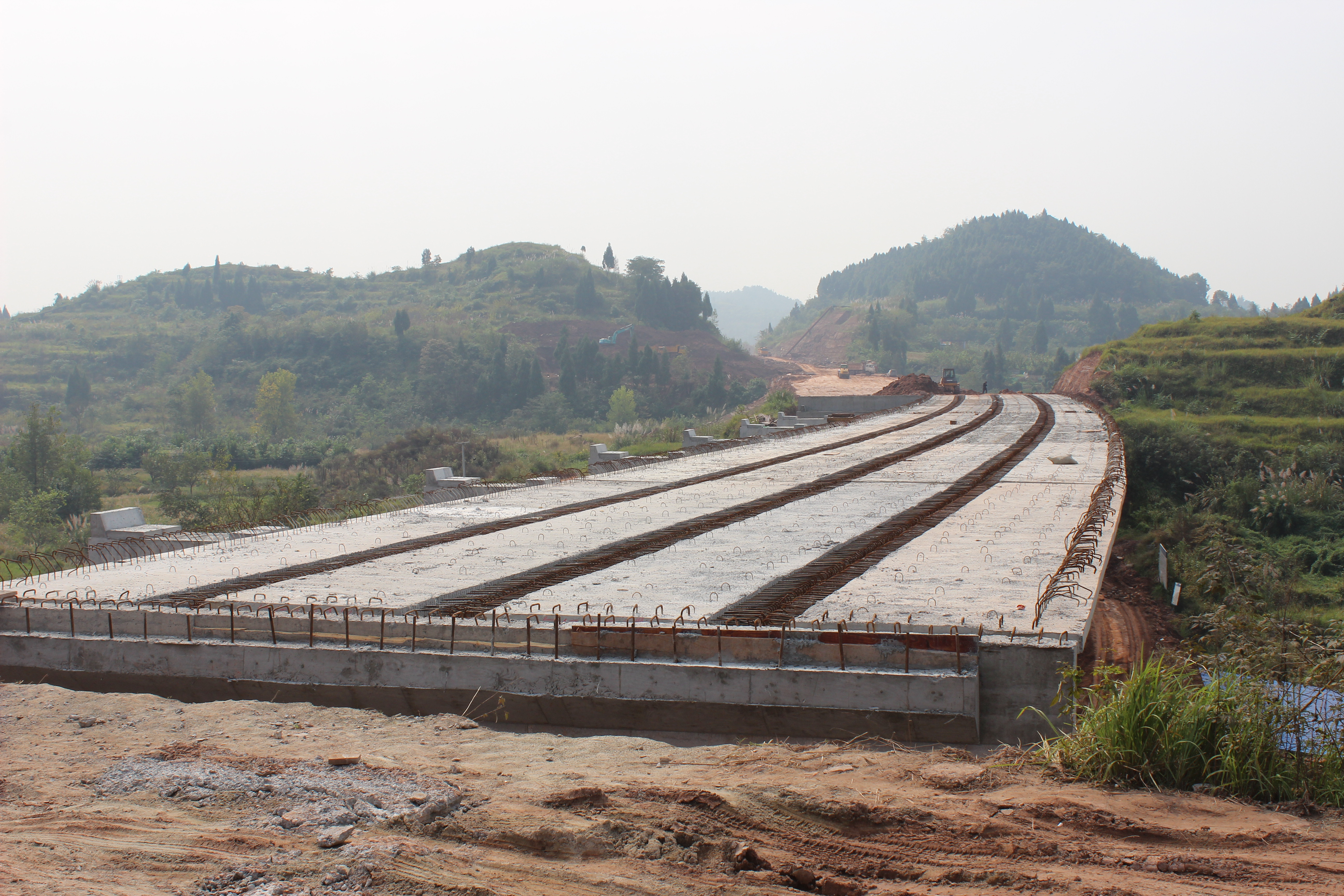 路面工程分公司遂廣遂西高速公路路基參建項目成功實(shí)現半幅貫通
