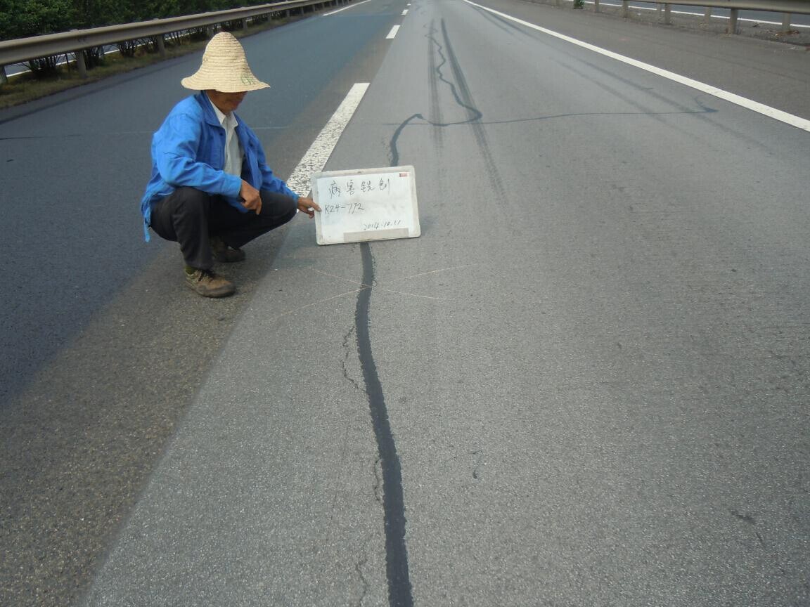 遂渝高速公路路面抗滑性能專(zhuān)項整治工程路面病害挖補及罩面完工