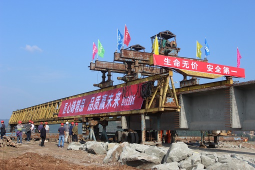 巴中機場(chǎng)快速路三叉溝大橋首片T梁架設成功
