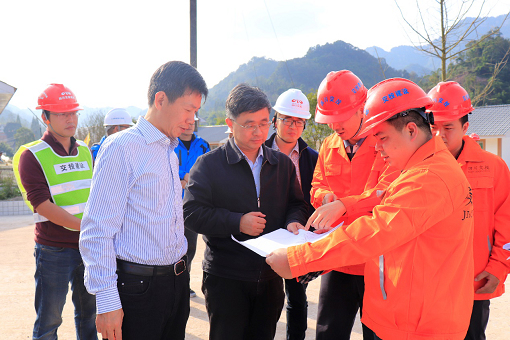 集團公司董事黃斌一行赴公司路面分公司承建仁沐公路LJ22標段施工現場(chǎng)調研指導工作