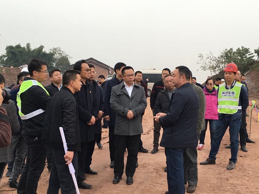 大竹縣縣委書(shū)記何洪波一行赴公司交綠分公司承建G65包茂高速大竹南互通匝道工程調研指導工作