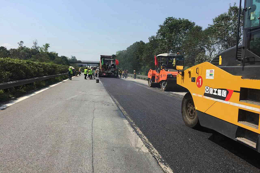 公司順利完成達渝、鄰墊高速公路路面整治工程試驗段鋪筑