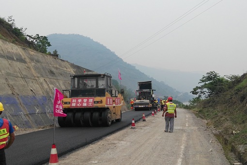 向家壩、溪洛渡項目屏山S307省道下面層試驗路成功鋪筑