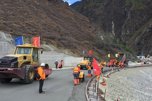 雅康高速LM3合同段順利完成墊層、底基層試驗路鋪筑