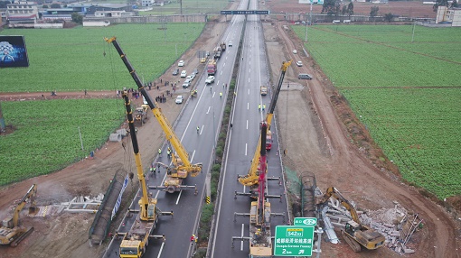 科學(xué)組織出成效  高效安全保暢通—成樂(lè )高速公路10座跨線(xiàn)人行天橋同步拆除作業(yè)順利完工