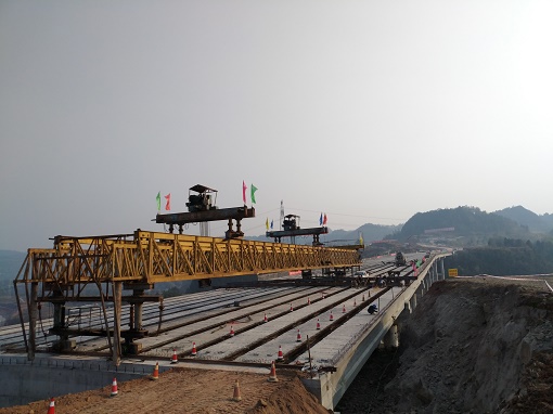 公司市政分公司承建巴中恩陽(yáng)機場(chǎng)快速通道三叉溝大橋梁體架設完成
